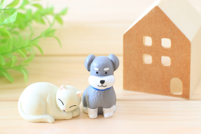 犬と猫の置物と家のおもちゃ